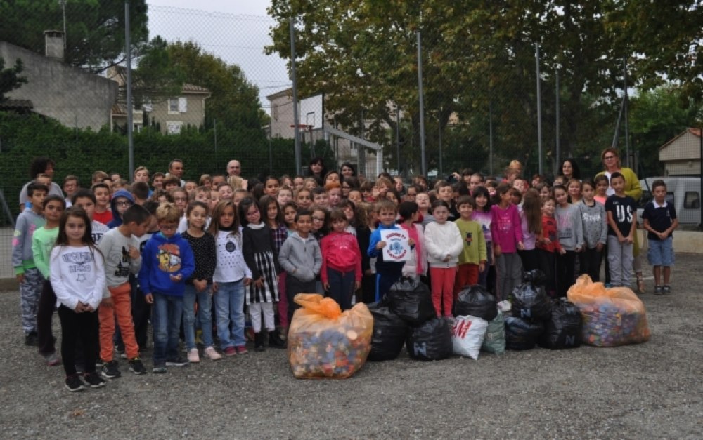 les-ecoliers-sont-venus-remettre-le-fruit-de-la-collecteMOUSSAN