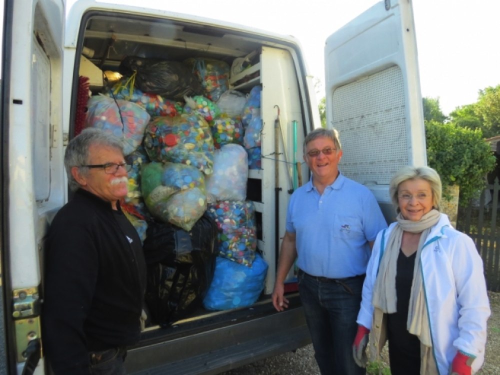 chargement-des-bouchons-par-les-benevoles_1006191_657x493p