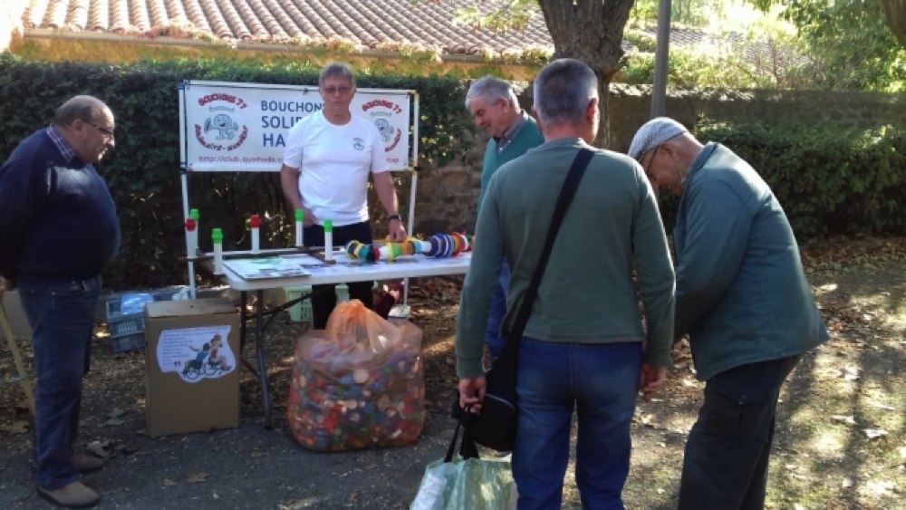 lucien-a-son-stand-de-recuperation-de-bouchons_1006181_657x370p