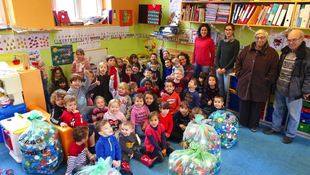 ce vendredi 13 les enfants ont remis 13 sacs de bouchons a Andre valera